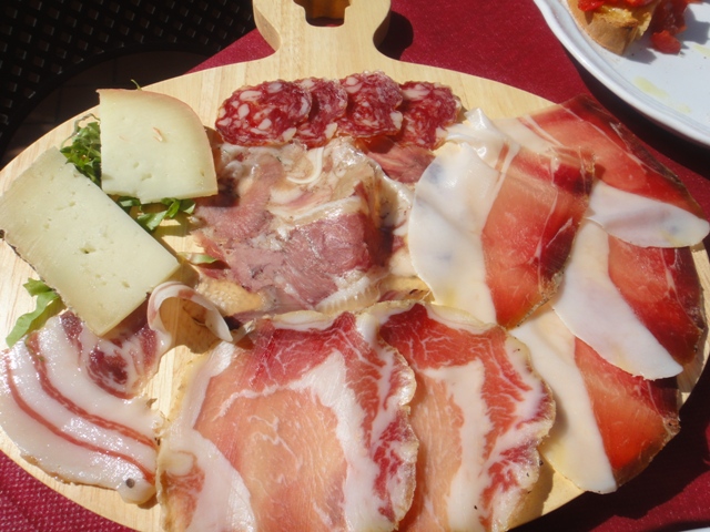 10-6-10%20Pienza%20lunch%20Crete%20Sienese%20Pig%20with%20Pecorino%20Cheese.jpg