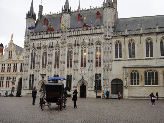 Brugge%20%20-%20old%20square%20with%20buggy%20in%20front.JPG