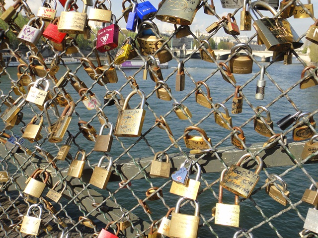 Love%20Locks%20in%20Paris.jpg