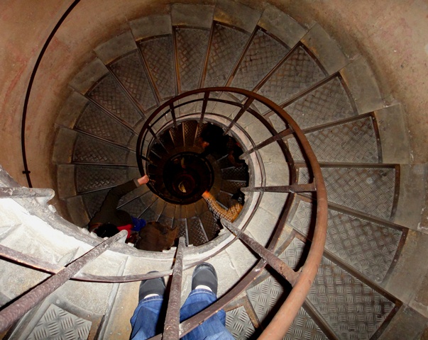 Stairs%20up%20arc%20de%20triomphe1.jpg