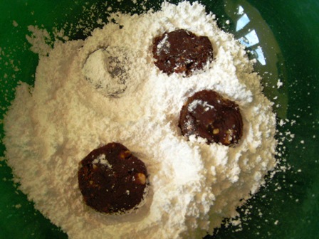 rolling%20cookies%20in%20powdered%20sugar.JPG
